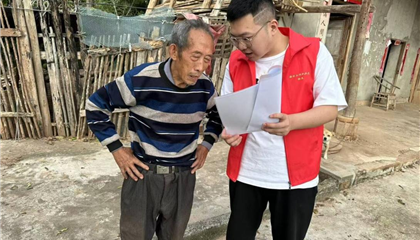 驻村更“驻心”，，，，，，，实干促振兴